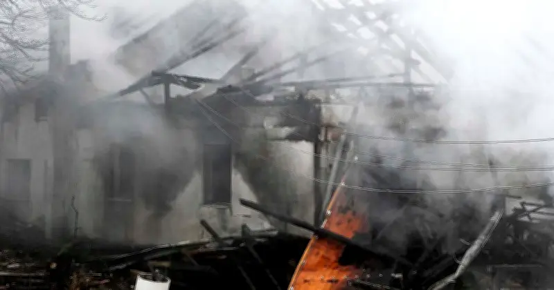 Großbrand auf Einödhof in Hallnberg: 14 Bewohner unverletzt, Feuerwehr kämpft stundenlang