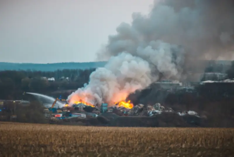 Großbrand auf Mülldeponie in Zeulenroda: Giftige Gase gefährden Anwohner