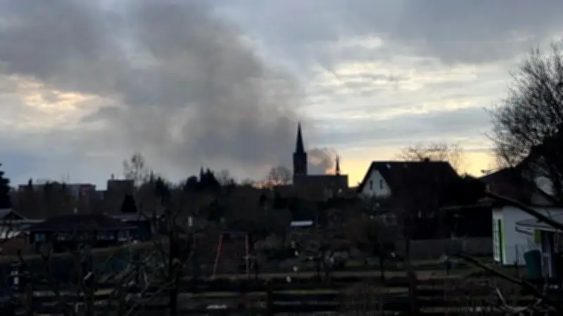 Großbrand auf Recyclinggelände in Bitterfeld: Feuerwehr-Großeinsatz und Nina-Warnung