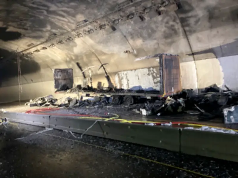 Großbrand im Engelbergtunnel: Lkw mit Kühlschränken löst Verkehrschaos aus