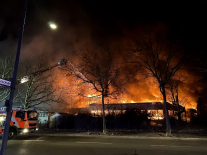 Großbrand in Berlin-Märkisches Viertel: Ehemalige Kita steht in Flammen