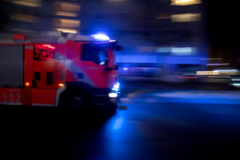 Großbrand in Berlin-Neukölln: Wohnung in Flammen, mehrere Verletzte durch Rauch