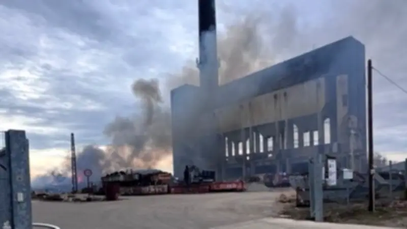 Großbrand in Bitterfelder Recyclingfirma: Feuerwehr benötigt enorme Wassermengen