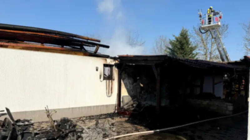 Großbrand in Hedersleben: Carport und Schuppen komplett zerstört - Feuerwehr rettet angrenzende Häuser