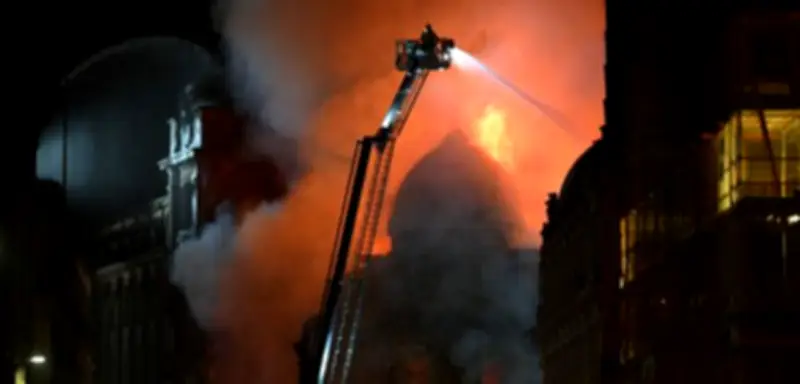 Großbrand in historischem Gebäude nahe Glasgower Hauptbahnhof – Zugverkehr lahmgelegt