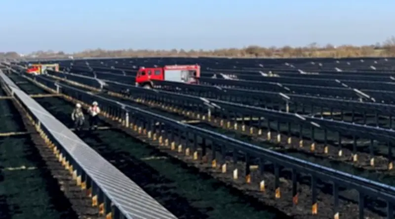 Großbrand in Köthen: Hektarweites Solarfeld in Flammen - Feuerwehr im Großeinsatz