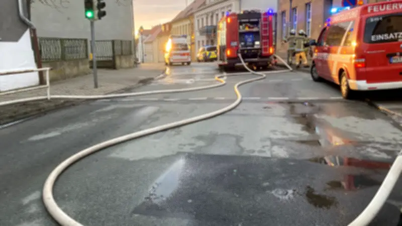 Großbrand in Neustrelitz: Wohnhaus komplett zerstört - Bewohner verlieren alles