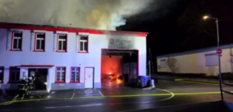 Großbrand in Wuppertal: Malteser-Rettungswache steht seit Stunden in Flammen