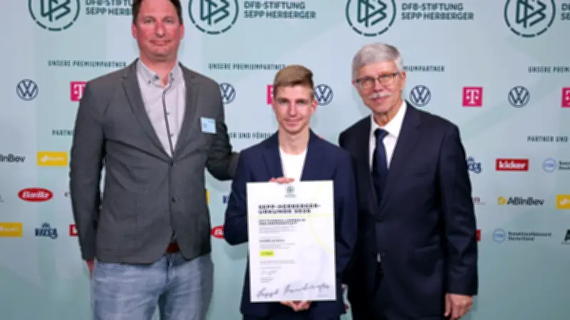 Große Ehre für Kickers JuS: Trainer-Duo gewinnt Sepp-Herberger-Award mit Kinderprojekt