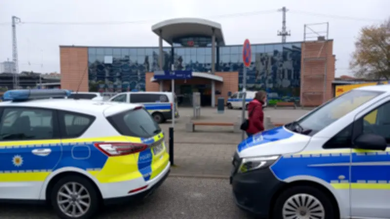 Großeinsatz am Rostocker Hauptbahnhof: Waffen, Drogen und Gesuchte entdeckt