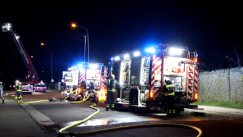Großeinsatz der Feuerwehr in Halle: Gartenlaube am Heizkraftwerk komplett niedergebrannt