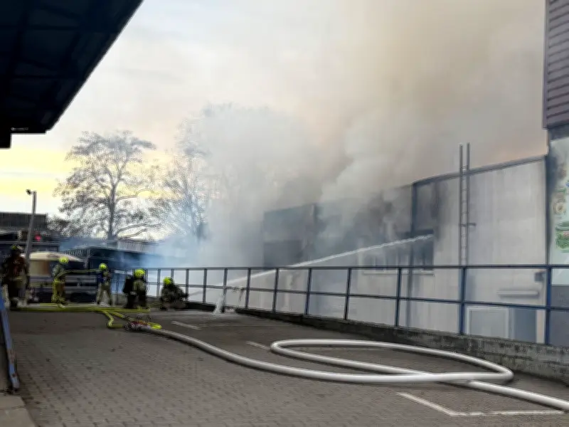 Großeinsatz der Feuerwehr: Lagerhallenbrand in Berlin-Neukölln unter Kontrolle