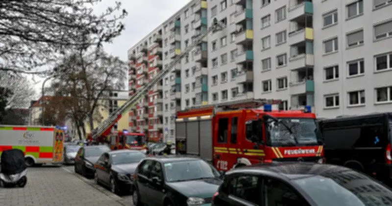 Großeinsatz in München: Feuerwehr rettet 83-jährige Frau aus brennender Wohnung im sechsten Stock