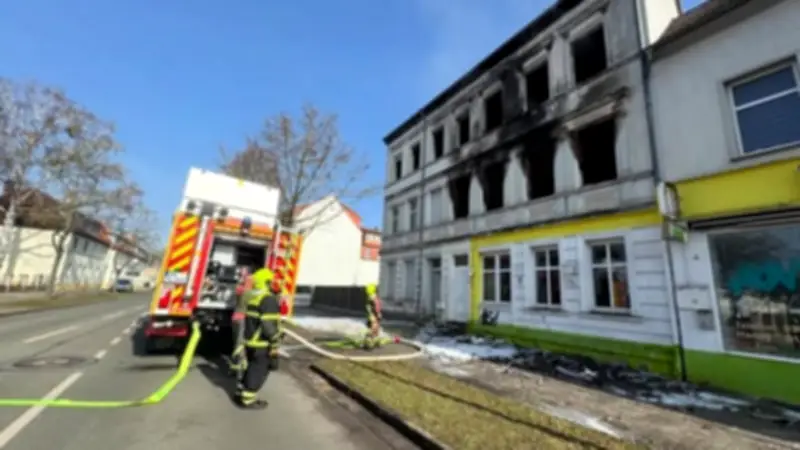 Großeinsatz in Wittenberge: Leerstehendes Wohnhaus brennt in der Nacht