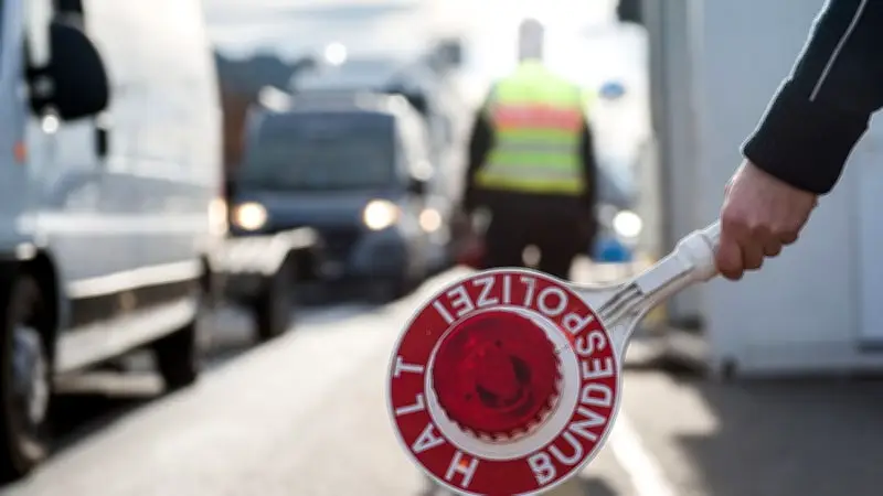 Großer Waffenschmuggel an niederländischer Grenze: Bundespolizei stoppt Clan-Mitglieder