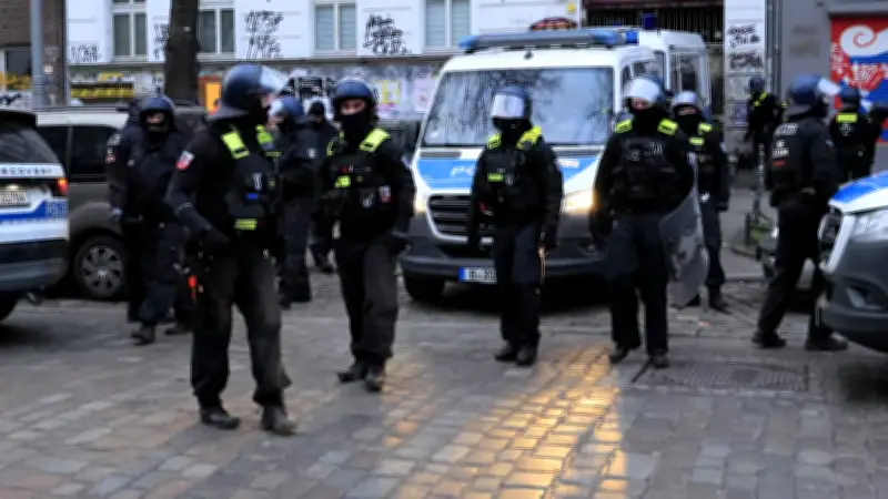 Großrazzia in Berlin: Polizei durchsucht linksextreme Szene nach Strom-Anschlägen