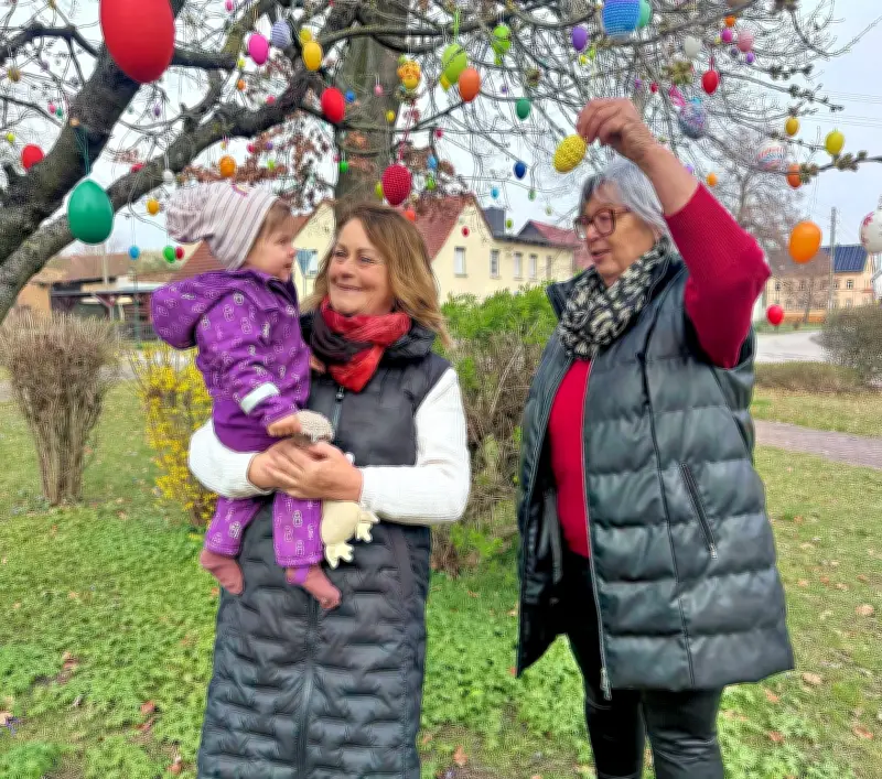 Großzöberitz schmückt sich mit spektakulärem Ostereierbaum in Alter Schulstraße