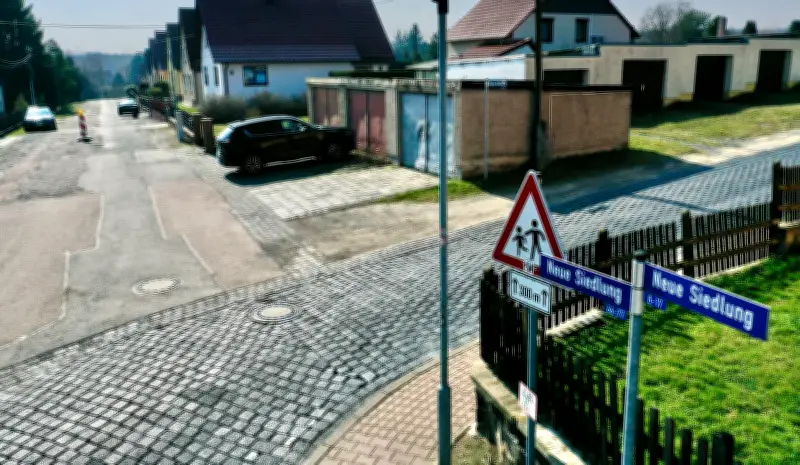 Grundhafter Straßenausbau in Ahlsdorf: Auswirkungen auf Grundschüler im Fokus