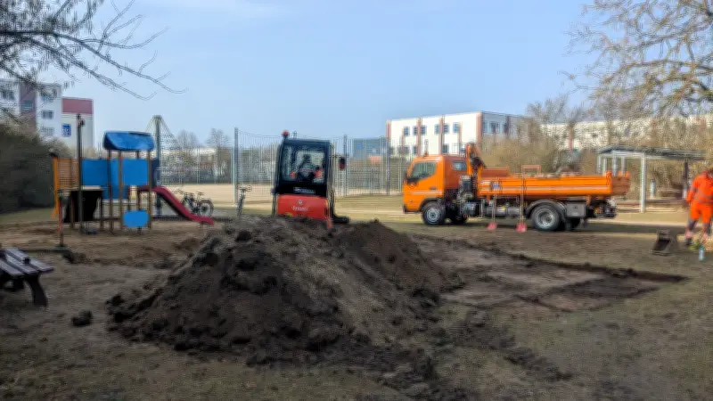 Güstrow erweitert Spielplatz mit neuem Kletterturm für ältere Kinder