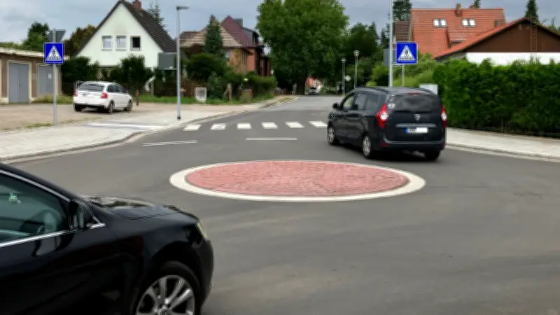 Güstrow: Umfangreiche Straßensanierung führt zu Verkehrseinschränkungen und Umleitungen