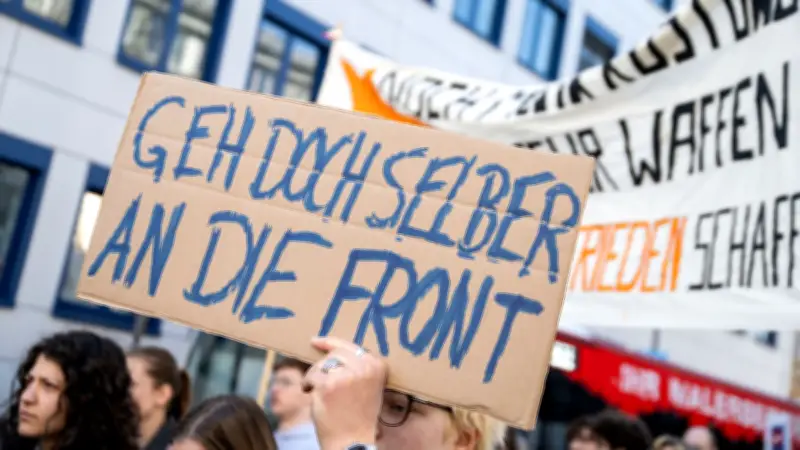 Güstrower Donnerstagsdebatte: Heiße Diskussion um Rückkehr der Wehrpflicht erwartet