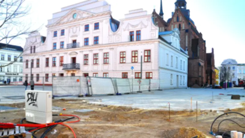 Güstrower Marktplatz-Sanierung: Endspurt bis Mai 2026 nach mehrfachen Verzögerungen