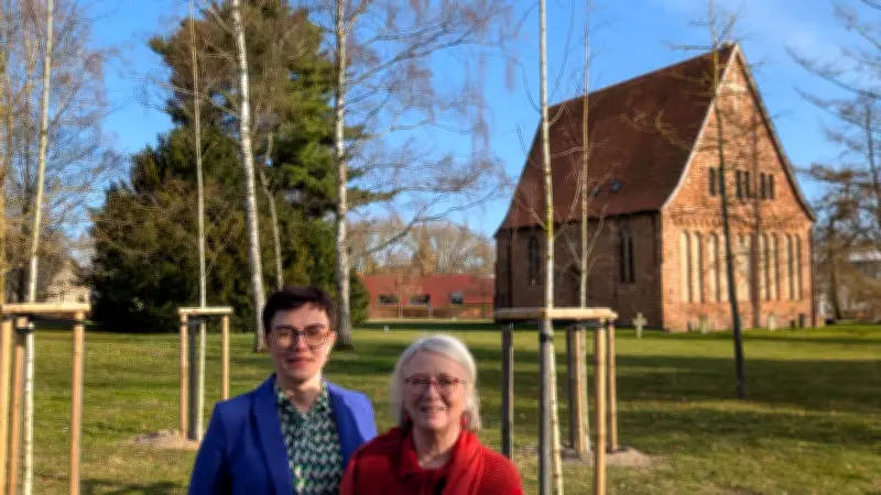 Güstrower Spendenaktion: 17 neue Bäume für historischen Gertrudenfriedhof gepflanzt