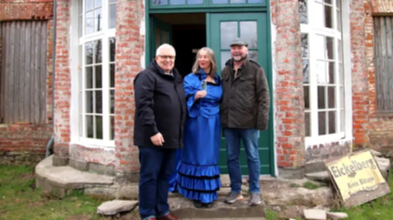 Gutshaus Eickelberg erwacht aus Dornröschenschlaf: Neue Fenster und Tür für Wintergarten