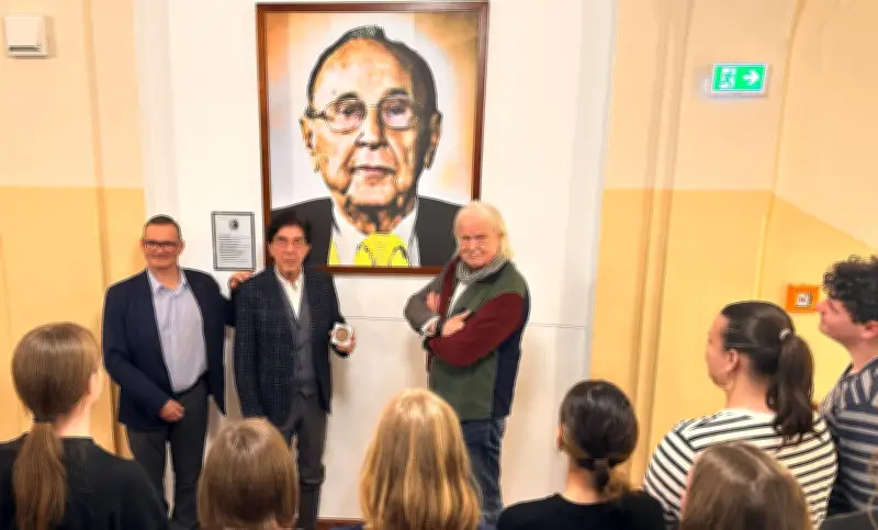 Gymnasium ehrt Hans-Dietrich Genscher mit Kunstporträt zum 99. Geburtstag