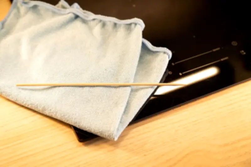 Hack-Check: Mit Schaschlikspieß zum sauberen Kochfeldrand - Funktioniert der Tipp wirklich?