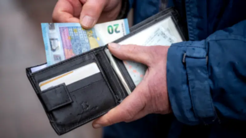 Haftbefehl aufgedeckt: Verlorene Geldbörse führt Polizei zu gesuchtem Straftäter