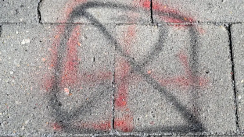 Hakenkreuz-Schmiererei in Schwedt: Staatsschutz ermittelt nach Vandalismus in Berliner Straße