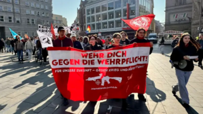 Halle: Schüler demonstrieren auf Marktplatz gegen mögliche Wehrpflicht