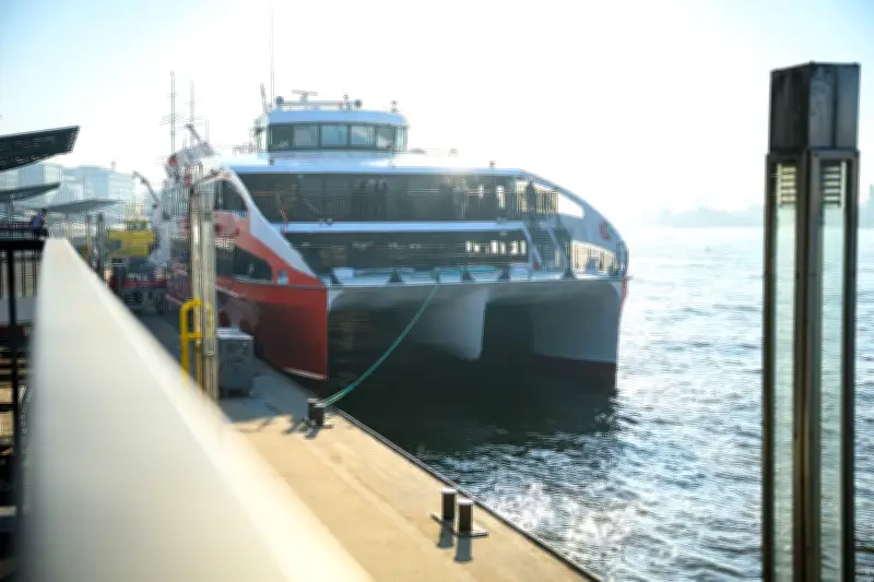 „Halunder Jet“ startet in die Saison: Katamaran verbindet Hamburg und Cuxhaven mit Helgoland