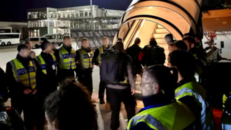 Hamburg schiebt zwei kriminelle Afghanen ab: Körperverletzung, Waffen und Bedrohungen als Gründe