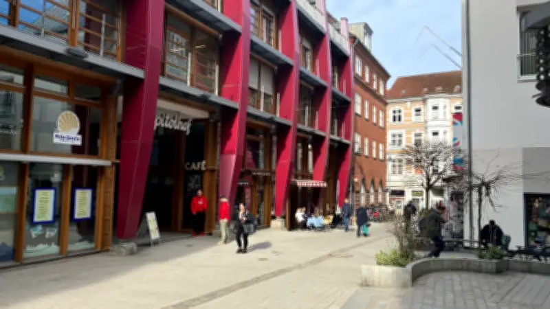 Handy-Raub in Schweriner Innenstadt: Vier Männer überfallen 42-Jährigen