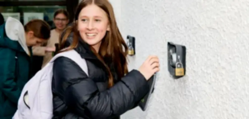 Handyverbot an Schulen: Münchner Gymnasium testet verschließbare Smartphone-Taschen
