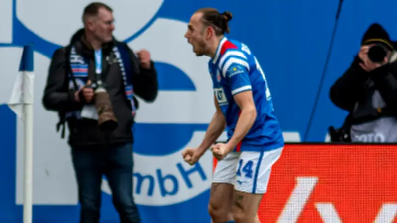 Hansa Rostock feiert Kantersieg: Lebeau glänzt mit Traumtor und Ronaldinho-Tanz