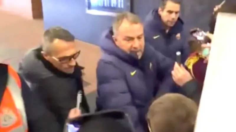 Hansi Flick als Lebensretter: Barça-Trainer verhindert Unfall bei Autogrammstunde