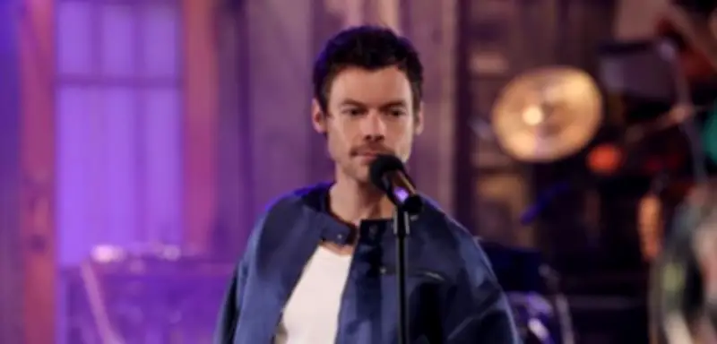 Harry Styles kontert Queerbaiting-Vorwürfe mit Kuss bei Saturday Night Live