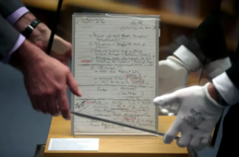 Haus der Geschichte gibt nach: Verkäufer des Schabowski-Zettels muss benannt werden