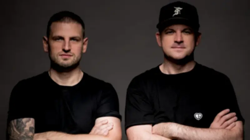 Hebel-Brüder brechen ihr Schweigen: Fußball-Kommentatoren veröffentlichen Buch über Verlust ihrer Eltern