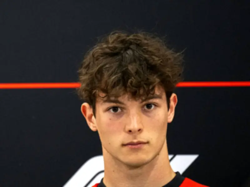 Heftiger Crash in Japan: Formel-1-Fahrer Bearman humpelt nach Unfall