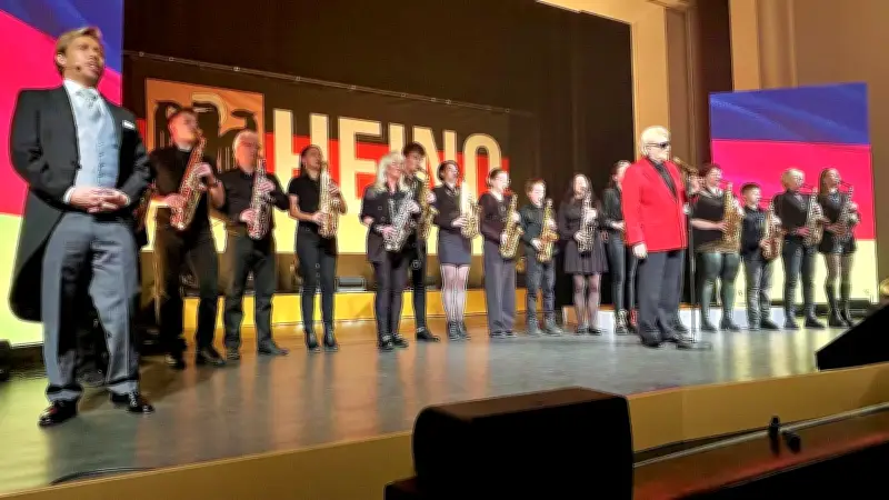 Heino sorgt mit Schlager-Marathon für ausgelassene Stimmung im Wolfener Kulturhaus