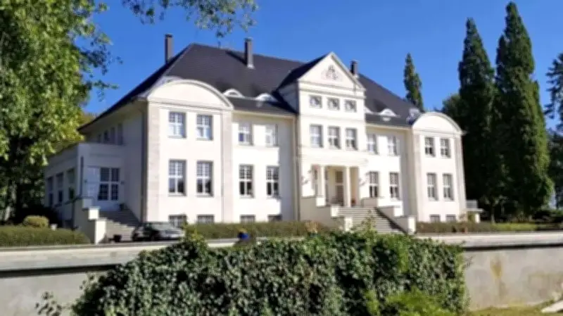 Herrenhaus an der Ostsee: Preis um 25% gesenkt - Neoklassizistisches Schmuckstück sucht Käufer