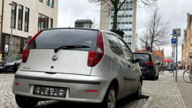 Herrenloser Fiat Punto in Neubrandenburg: Stadt setzt Frist bis 7. April für Entfernung