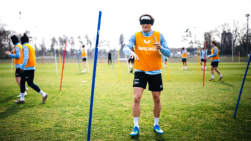 Hertha BSC: Blindes Vertrauen im Training - Reese & Co. meistern Parcours mit Augenbinde