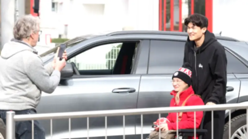 Herzliche Geste: Bayern-Stars machen Fan im Rollstuhl unvergesslichen Tag