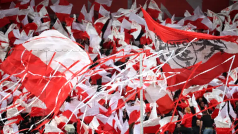 HFC-Ultras zeigen Banner gegen Lizenzentscheidung während Chemnitz-Spiel