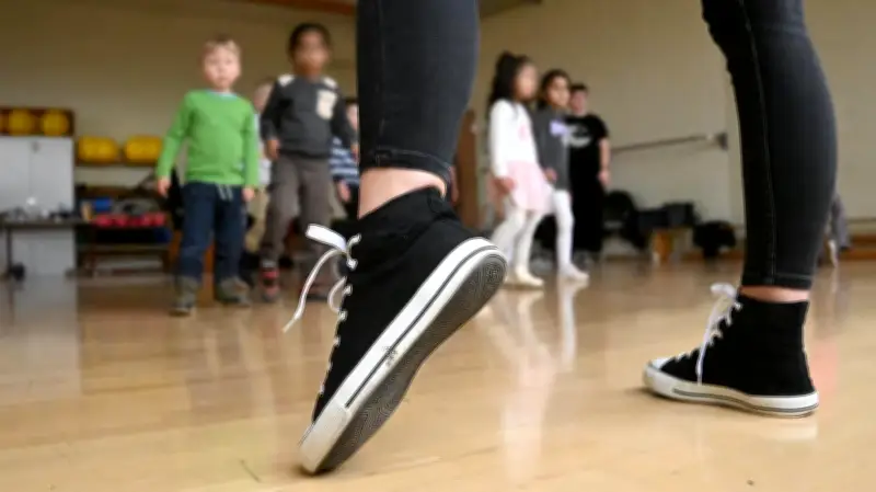 Hip-Hop-Projekt in Aschersleben: Auszubildende tanzen mit Kita-Kindern in WEMA-Halle